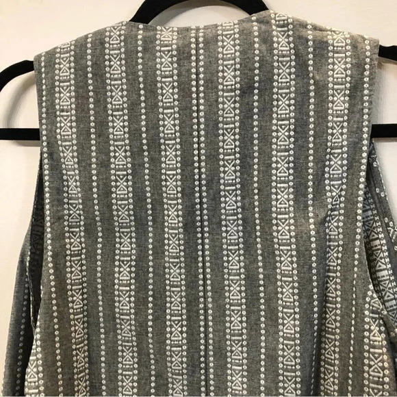 BCBGeneration Gray Stripe Open Longline Gray and White Vest Size Small NWT - Picture 8 of 8